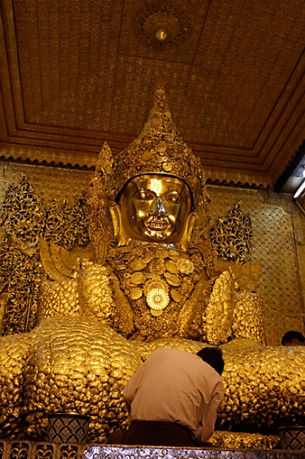 Mandalay-Bouddha Mahamuni-061